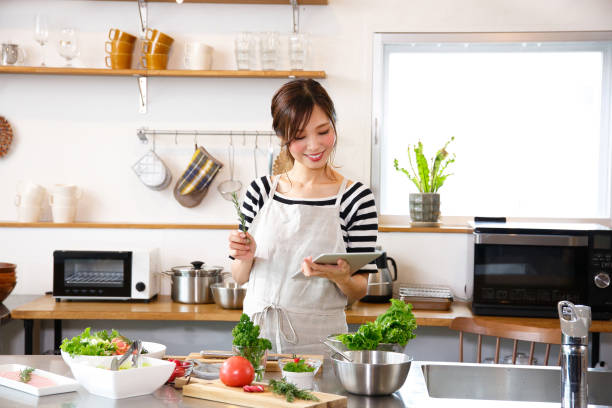 ibu rumah tangga sedang memasak di dapur dengan nyaman.