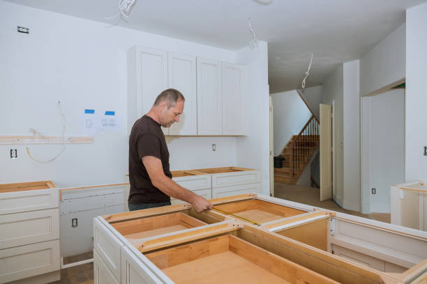 Men are measuring kitchen tables to be adjusted to ergonomic prisip