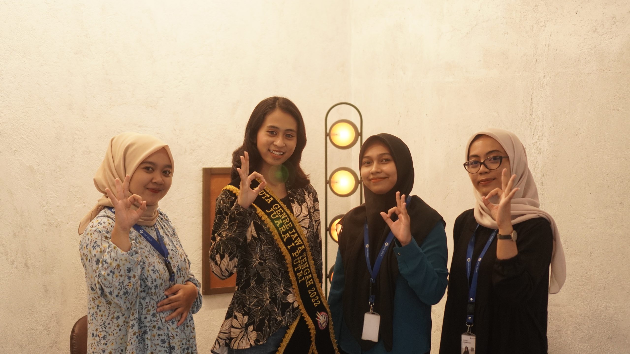 The Solo Abadi team had the opportunity to take pictures together with Putri Amaranggana in a talk program about stunting