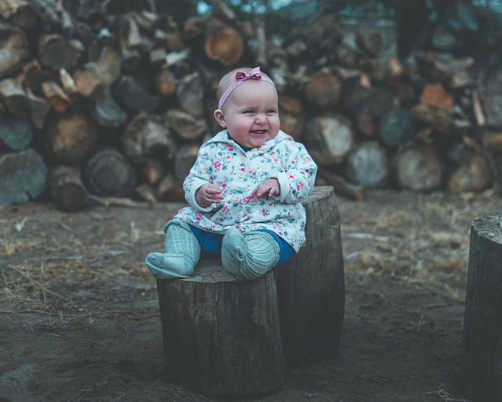 Mengukur berat dan tinggi bayi